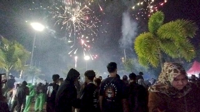 Suasana pergantian tahun 2022/2023 di Anjungan Pantai Losari, Minggu (01/01/2023) dini hari. (Foto: firda/portalmedia)

