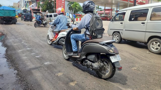 Ruas Jalan Andi Tonro Gowa berlubang dan bergelombang, ancam keselamatan pengendara(Portal Media/Irham)