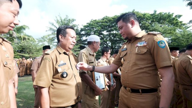  Bupati Gowa, Adnan Purichta Ichsan menyerahkan piagam penghargaan dan lencana kepada 34 kepala desa/IST
