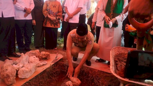Wali Kota Makassar, Moh Ramdhan Pomanto meletakkan batu pertama Pembangunan Gedung Baru Kantor Cabang NU Kota Makassar, Jl Darul Ma'arif, Tallo, Senin, (2/1/2023). Foto: Portalmedia.id/Firda