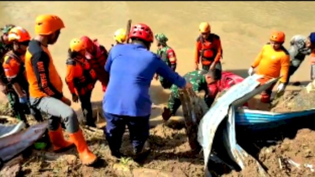 Tim SAR Gabungan yang melakukan upaya pencarian korban tanah longsor di Kabupaten Maros, Sulsel (ist)