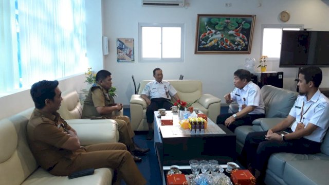 Kepala Pelaksana BPBD Sulsel, Amson Padolo, saat mengunjungi Kantor BMKG Wilayah IV Makassar, Selasa, 3 Januari 2023.