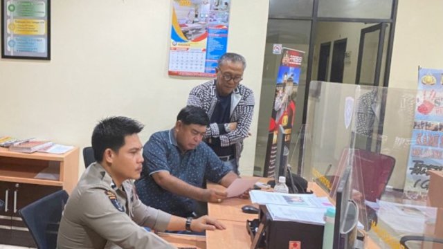 Mantan Sekretaris Provinsi (Sekprov) Sulawesi Selatan (Sulsel), Abdul Hayat Gani bersama dengan Kuasa Hukumnya, Yusuf Gunco saat melapor ke Polda Sulsel, beberapa waktu lalu. Foto: ist