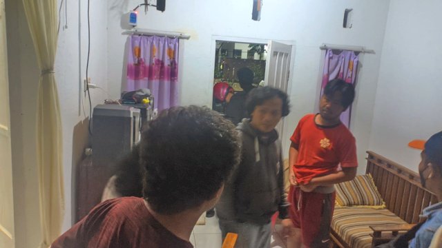 Suami Datu, Hagai (baju merah) saat ditemukan polisi di kediaman kerabatnya di Kecamatan Manggala, Kota Makassar. Foto: ist
