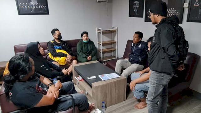 Aparat kepolisian dari Resmob Ditreskrimum Polda Sulsel saat melakukan introgasi terhadap Datu (ist) 