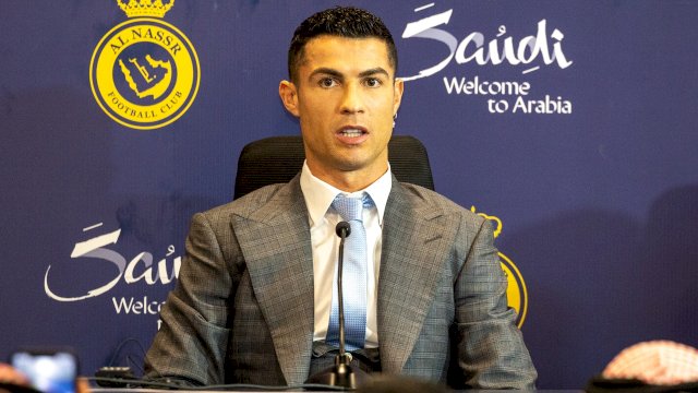Cristiano Ronaldo saat konferensi perkenalannya sebagai pemain baru klub Al Nassr,