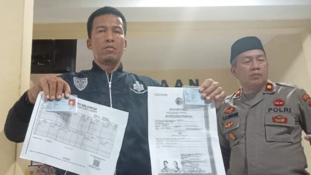 Polisi yang menunjukkan bukti dokumen pernikahan milik Datu yang diduga palsu (foto:ist/Reza/portalmedia)