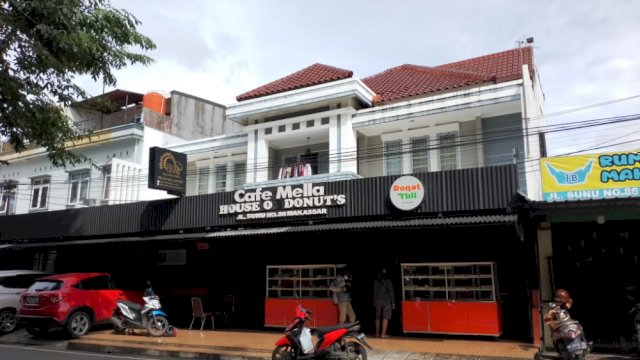 Cafe Mella, cafe yang menjajakan donat yang diperkenalkan dengan nama Donat Tuli. Foto: Portalmedia.id/Gita