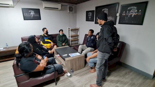 Pasangan kekasih Datu dan Hagai saat diperiksa polisi/Ist