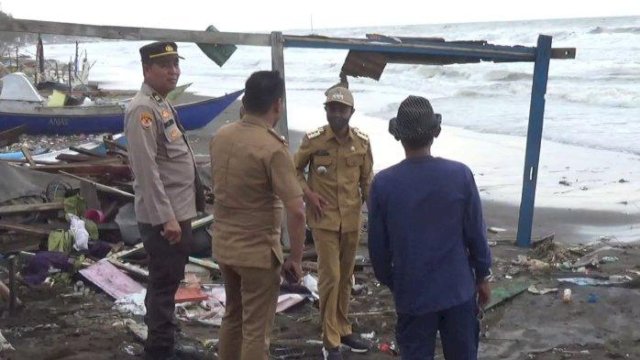 Camat Galesong Utara, Sumarlin dan rombongan saat meninjau rumah warga di Desa Biringkassi, Kecamatan Galesong Utara, Takalar. Foto: Ist
