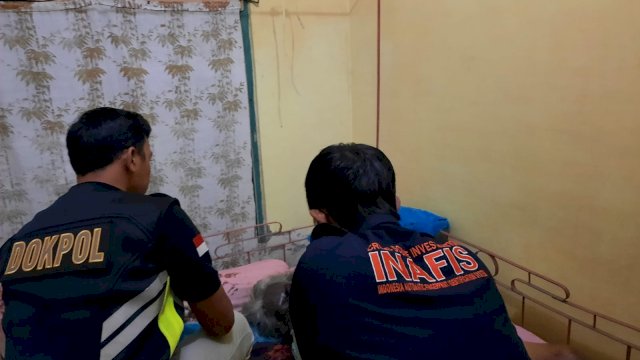 Tim Inavis Polres Bantaeng yang melakukan pemeriksaan sekaligus evakuasi terhadap jasad nenek Hamsahtung yang ditemukan tewas dengan tangan dan kaki terikat kain. Foto: Ist