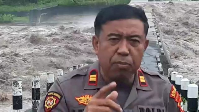 Kapolsubsektor Parigi, Ipda Sulaiman Tahir saat berada di Jembatan Congkina Kecamatan Parigi, (Foto: Ist/Irham/PM)