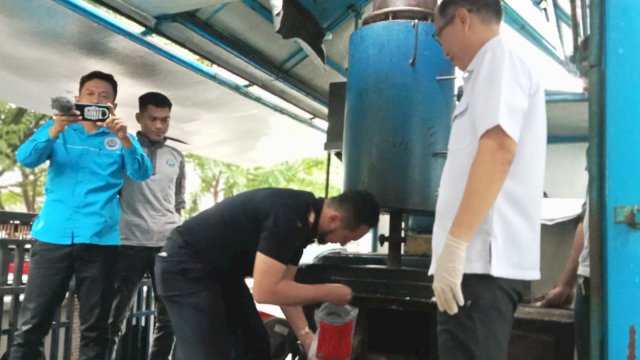 Proses pemusnahan barang bukti narkotika dengan cara dibakar menggunakan alat khusus milik BNNP Sulsel (Portal Media/Reza)