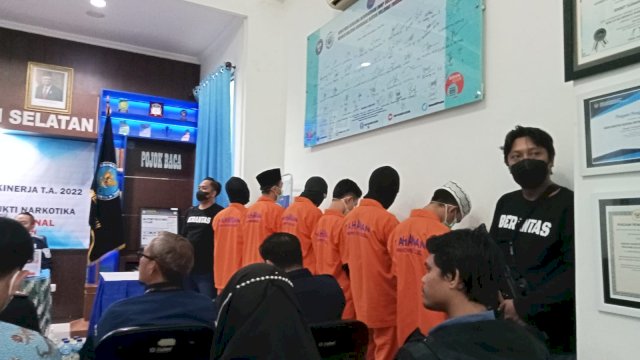 Tim BNNP Sulsel saat ekspose pelaku peredaran narkotika. Para pelaku mayoritas merupakan mahasiswa (Portal Media/Reza)
