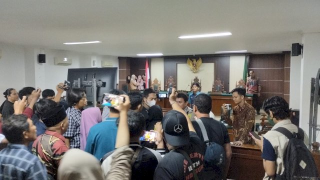 Suasana sidang pembacaan vonis kasus pembunuhan berencana honorer Dishub Makassar yang diwarnai protes dari keluarga pelaku(Portal Media/Reza)