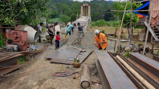 Proses pengerjaan jembatan penghubung antara Desa Belawae Timur dan Desa Belawae Barat, Kecamatan Pitu Riase, Kabupaten Sidenrang Rappang (Sidrap)/Ist
