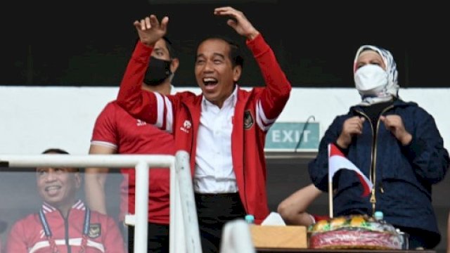 Jokowi saat menonton langsung laga Indonesia vs Thailand. Foto: ist