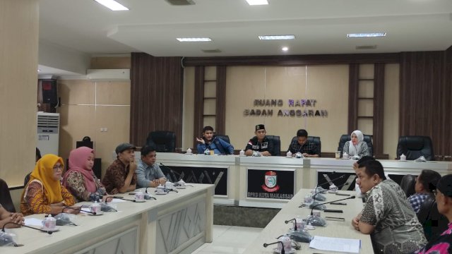 Rapat Kerja (Raker) Komisi A dan KPU Kota Makassar di Ruang Rapat Badan Anggaran (Banggar), Jumat (6/1/2023). Foto: Portalmedia.id/Al Fath 