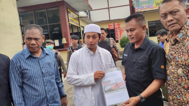 Sekertaris Wilayah Front Persaudaraan Islam Sulsel, Saiful Al Ayubi saat membawa berkas pelaporan di Polres Gowa. Foto: Portalmedia.id/Irham