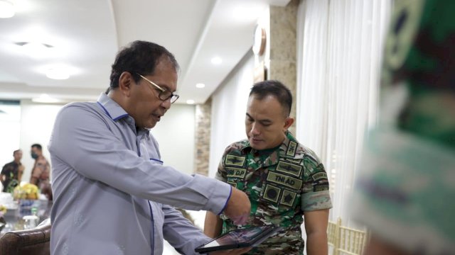 Wali Kota Makassar bersama anggota TNI AD lakukan persiapan kedatangan Kasad TNI Dudung Abdurachman ke Kota Makassar. Foto: dok