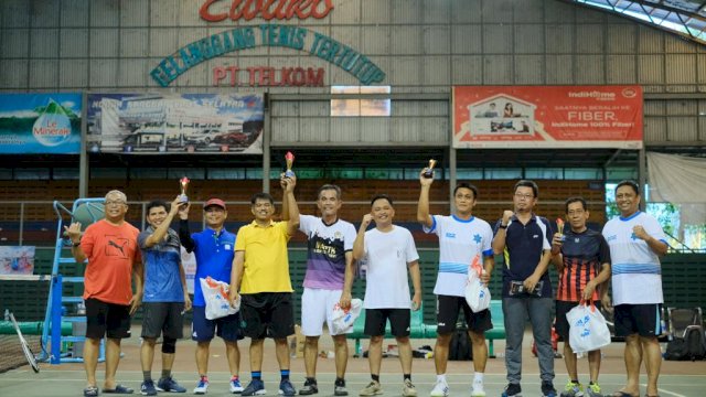 Dewan Pengurus Provinsi Ikatan Alumni Pendidikan Tinggi Kepamongprajaan (DPP-IKAPTK) Pemprov Sulsel menggelar pertandingan tennis, Sabtu, 7 Januari 2023.