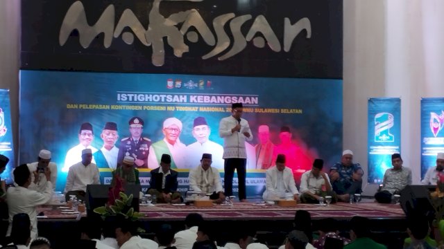 Wali Kota Makassar, Moh Ramdhan Pomanto memberikan sambutan pada kegiatan Istighosah Kebangsaan dan Pelepasan kontingen Porseni NU Tingkat nasional 202 PWNU Sulawesi Selatan, di Baruga Anging Mamiri, Minggu (08/01/2023). Foto: Portalmedia.id/Firda