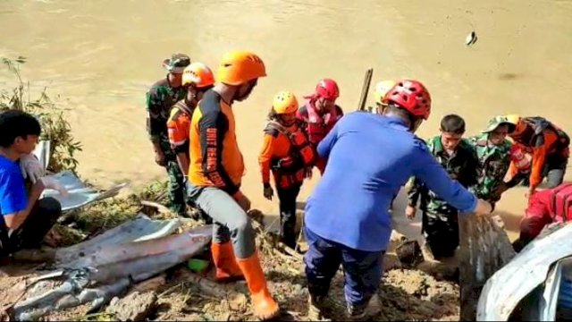 Proses pencarian korban tanah longsor di Maros beberapa waktu lalu (ist)