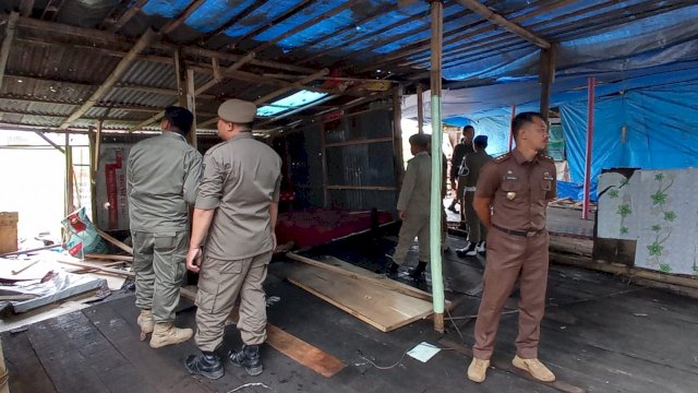  Pembongkaran Lapak PKL dilakukan Satpol PP Gowa di Jalan Agus Salim (Ist)