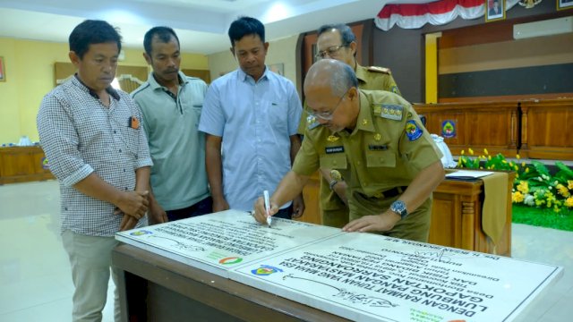 Bupati Jeneponto Iksan Iskandar saat melakukan penandatanganan prastasi di kantor bupati. Foto: ist