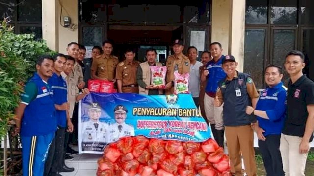Dinsos Gowa salurkan bantuan kepada 364 KK terdampak angin puting beliung di beberapa kecamatan. Foto: Ist
