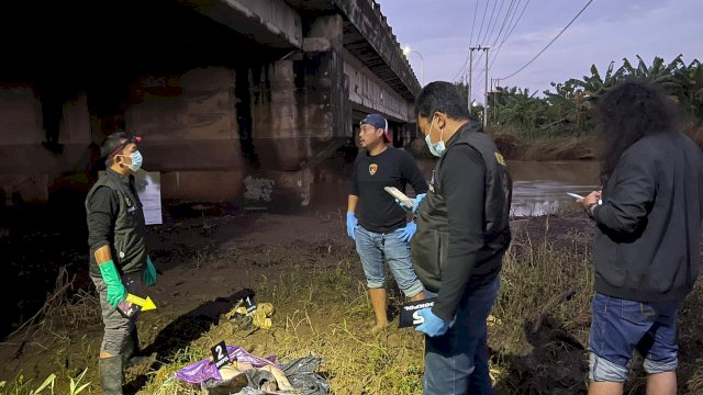 Polisi saat melakukan pemeriksaan di lokasi temuan jasad bocah 10 tahun (Ist)