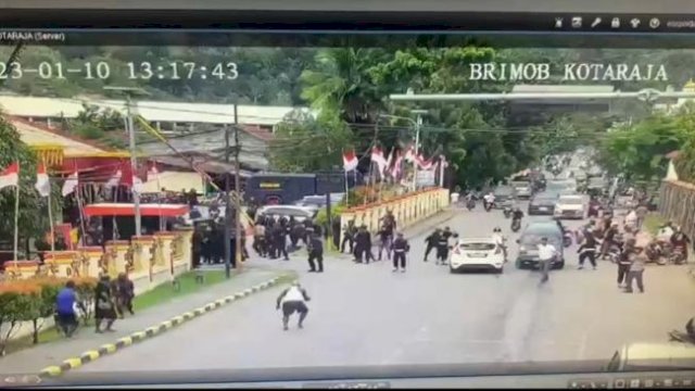 Mako Brimob Jayapura Diserang Simpatisan Lukas Enembe, Polisi Berhamburan Dilempari Batu