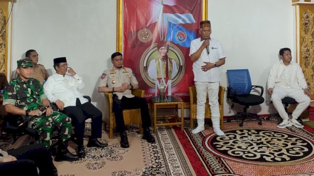  Bupati Gowa, Adnan Purichta Ichsan dan rombongan saat kunjungan di Yayasan Nur Mutiara Makrifatullah. (Foto: Irham/Portalmedia)