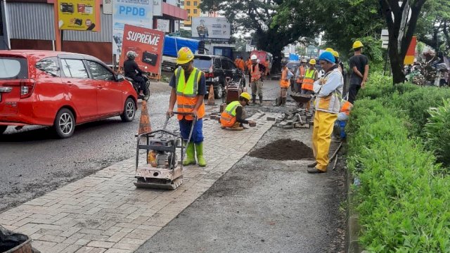 Penanganan darurat di ruas Jalan Hertasning/Aroepala. Foto: dok