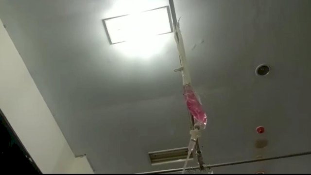 Cairan infus salah satu pasien di RSUD Takalar yang digantung menggunakan kain perban. Foto: ist