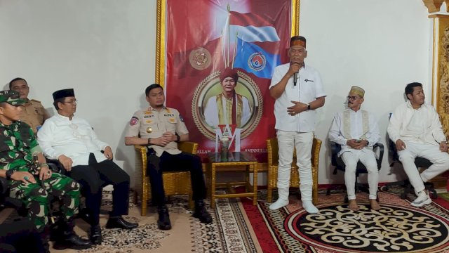 Pimpinan Yayasan Nur Mutiara Makrifatullah, Hadi Kesumo saat berbicara di depan Bupati Gowa dan rombongan. Foto: Portalmedia.id/Irham