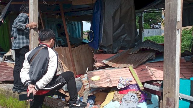 Kondisi terkini rumah terduga pelaku usai dirusak pihak keluarga korban penculikan dan pembunuhan. Foto: Portalmedia.id/Reza