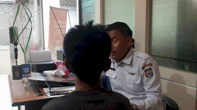 Pelaku penculikan dan pembunuhan bocah 10 tahun saat menjalani tes kejiwaan. Foto: Portalmedia.id/Reza