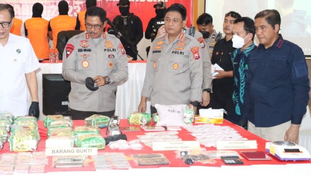 Kapolda Sulsel, Irjen Pol Nana Sudjana saat ekspose di Mapolrestabes Makassar (Reza/portalmedia) 