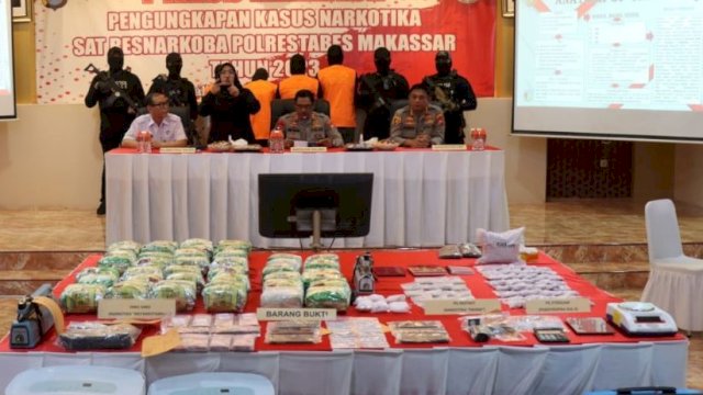 Polisi saat ekspose pengungkapan narkotika jenis sabu yang disembunyikan dalam pendingin ruangan portable. (Reza/portalmedia) 