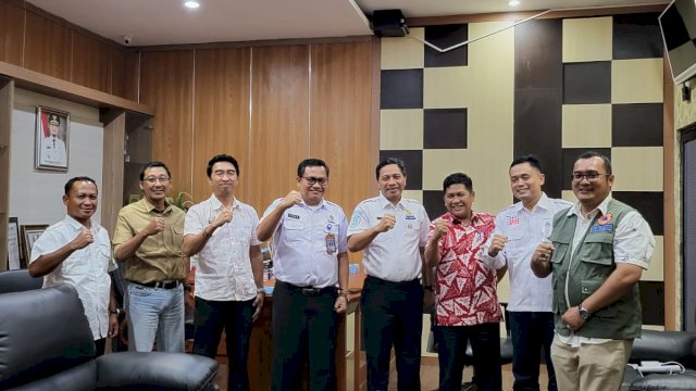 Kepala Pelaksana BPBD Sulsel, Amson Padolo, menerima kunjungan Kepala Pusat Meteorologi Publik BMKG RI, A Fachri Radjab, di Kantor BPBD Sulsel, Kamis, 12 Januari 2023.