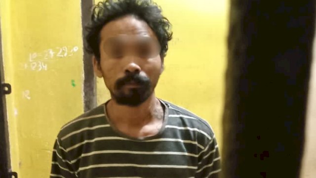 Pelaku penganiayaan TS saat diamankan di Mapolsek Tamalatea. Foto: ist