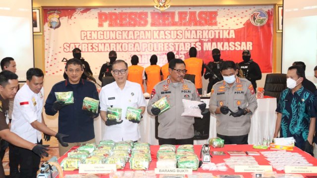 Satresnarkoba Polrestabes Makassar saat ekspose pengungkapan peredaran narkoba jaringan internasional dengan sejumlah barang bukti yang berhasil diamankan polisi(Portal Media/Reza) 