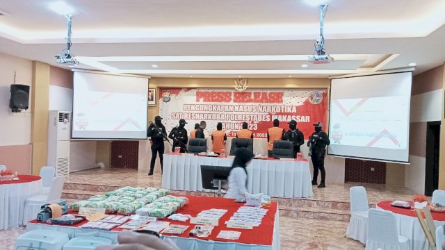 Press rilis pengungkapan kasus narkotika di Makassar. Foto: Portalmedia.id/Reza