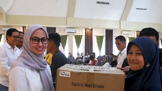 Bupati Luwu Utara Indah Putri Indriani saat menyerahkan bantuan peralatan kerja kepada salah satu kelompok wira usaha/Ist
