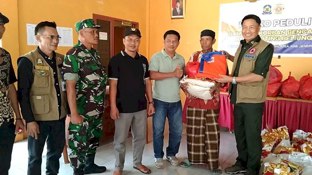 BNPB Pusat didampingi BPBD Kabupaten Jeneponto saat menyerahkan bantuan kepada korban angin puting beliung. (Portal Medi/Akbar Razak).