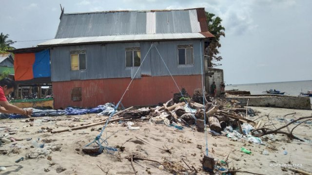 Kondisi beberapa rumah warga yang diikat menggunakan tali sebagai alat penahan. (Portal Media/Akbar Razak).