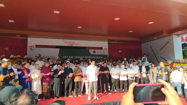 Pendakwah Indonesia, Habib Husein Ja'far Al Hadar, membacakan deklarasi, dalam rangka Hari Amal Bakti Kemenag ke 77 tahun 2023, di Kantor Kemenag, Jakarta, Sabtu, 14 Januari 2023.