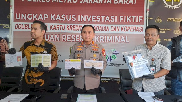 Kapolres Metro Jakarta Barat, Kombes Pol Pasma Royce, saat memberikan keterangan terkait kasus investasi fiktif, Minggu, 15 Januari 2023.