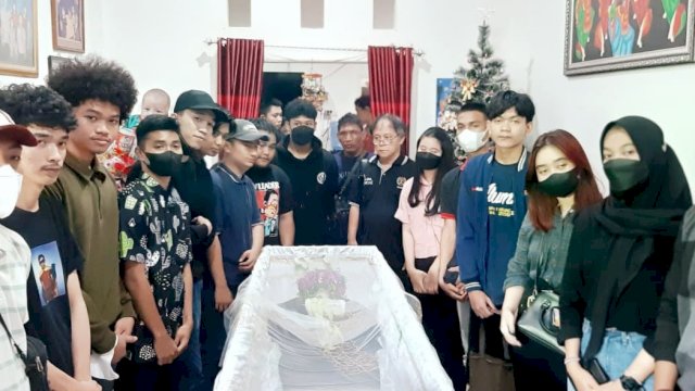 Korban yang terbaring kaku di peti mayat didampingi para rekannya dan kerabat (ist)